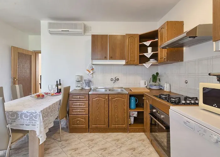 Apartment D&d, Dvorine 63
